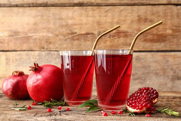 Vasos Delicioso Jugo Granada Sobre Fondo Madera — Foto de Stock