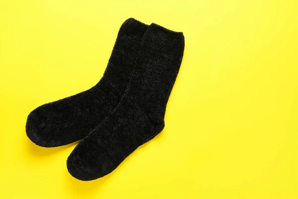 Sarı Arka Planda Bir Çift Siyah Çorap — Stok fotoğraf