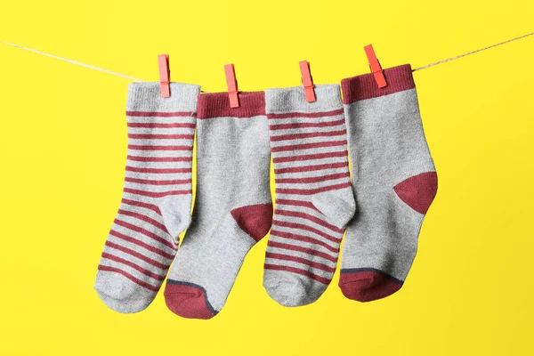 Baumwollsocken Hängen Seil Vor Gelbem Hintergrund — Stockfoto