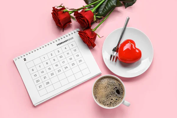 Kalendář Šálkem Kávy Dezert Růže Růžovém Pozadí Valentýnská Oslava — Stock fotografie