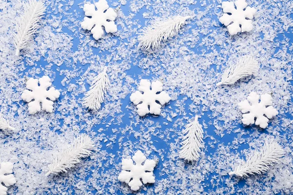 Композиция Снежинками Еловыми Ветвями Синем Фоне — стоковое фото