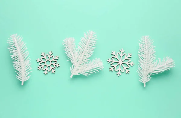 Composition Snowflakes Fir Branches Green Background — Stock Photo, Image