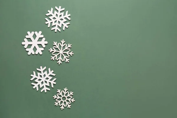 Hermosos Copos Nieve Diferentes Sobre Fondo Verde —  Fotos de Stock