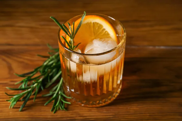 Ποτήρι Νόστιμο Old Fashioned Cocktail Ξύλινο Φόντο — Φωτογραφία Αρχείου