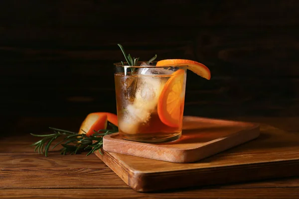 Ποτήρι Νόστιμο Old Fashioned Cocktail Στο Τραπέζι — Φωτογραφία Αρχείου