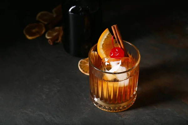 Bicchiere Gustoso Old Fashioned Cocktail Sfondo Nero — Foto Stock