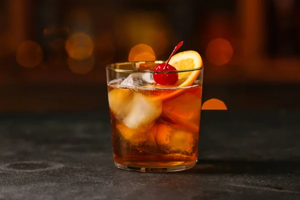 Ποτήρι Νόστιμο Old Fashioned Cocktail Στο Τραπέζι Στο Μπαρ — Φωτογραφία Αρχείου