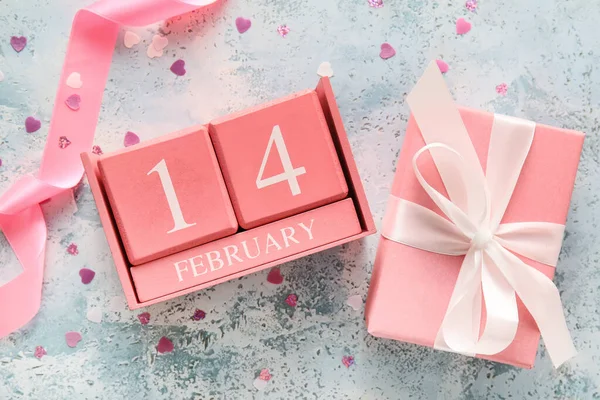Calendrier Avec Date Saint Valentin Boîte Cadeau Sur Fond Bleu — Photo