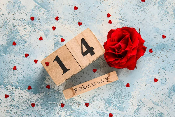 Kalender Met Datum Van Valentijnsdag Rode Roos Blauwe Achtergrond — Stockfoto