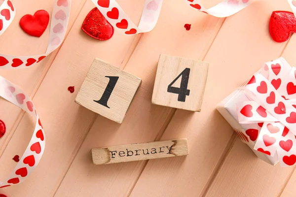 Kalender Met Datum Valentijnsdag Geschenkdoos Houten Ondergrond — Stockfoto