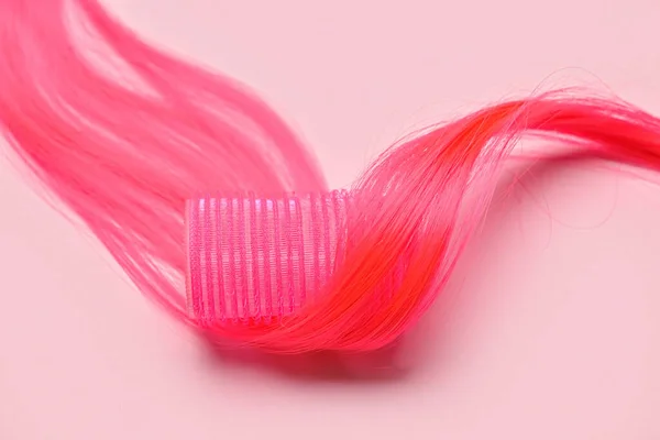 Brin Cheveux Avec Boucleur Sur Fond Rose Gros Plan — Photo