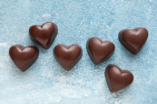 Sabrosos Caramelos Forma Corazón Sobre Fondo Color — Foto de Stock