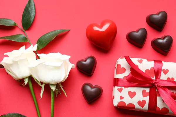 Νόστιμες Καραμέλες Σχήμα Καρδιάς Λουλούδια Και Κουτί Δώρου Κόκκινο Φόντο — Φωτογραφία Αρχείου