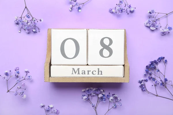 Kalender Med Datum För Internationella Kvinnodagen Och Blommor Lila Bakgrund — Stockfoto