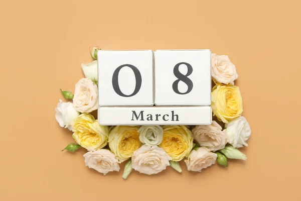 Kalendář Datem Mezinárodního Dne Žen Krásné Květiny Barevném Pozadí — Stock fotografie