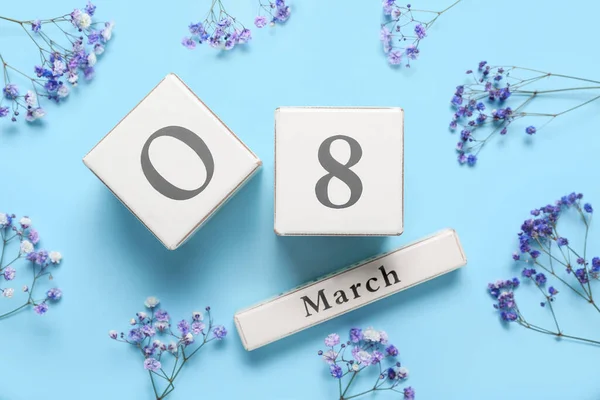 Kalender Med Datum För Internationella Kvinnodagen Och Blommor Blå Bakgrund — Stockfoto
