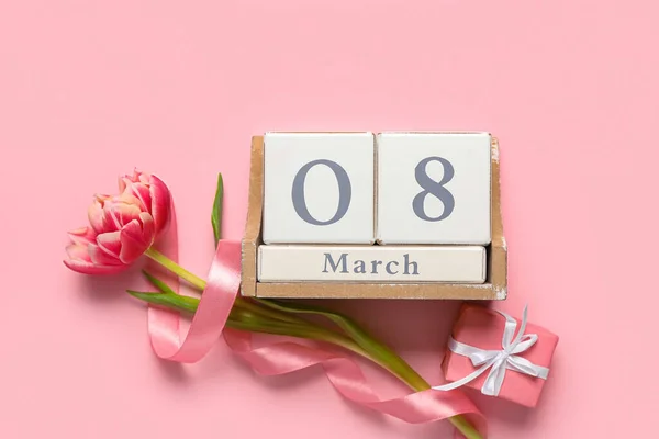 Kalender Med Datum För Internationella Kvinnodagen Och Blommor Rosa Bakgrund — Stockfoto