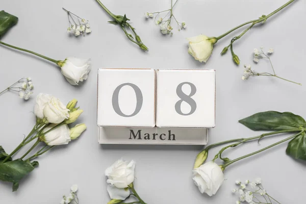 Kalender Med Datum För Internationella Kvinnodagen Och Blommor Grå Bakgrund — Stockfoto