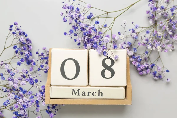 Kalender Med Datum För Internationella Kvinnodagen Och Blommor Grå Bakgrund — Stockfoto