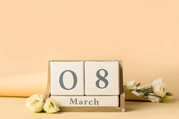 Календарь Датой Международного Женского Дня Цветами Бежевом Фоне — стоковое фото