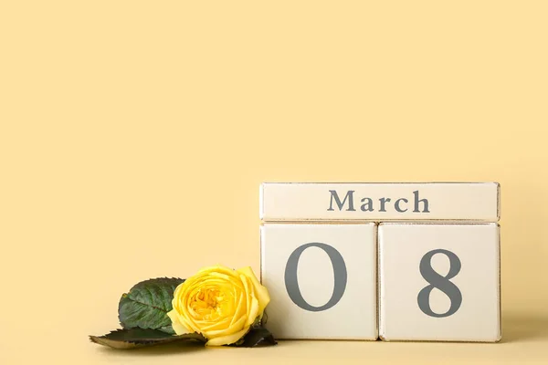Календар Датою Міжнародного Жіночого Дня Квітки Бежевому Тлі — стокове фото