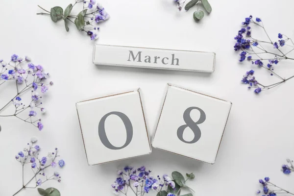 Kalender Med Datum För Internationella Kvinnodagen Och Blommor Ljus Bakgrund — Stockfoto