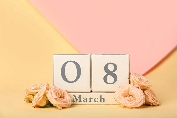 Kalender Med Datum För Internationella Kvinnodagen Och Blommor Beige Bakgrund — Stockfoto
