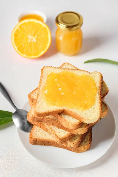 Тосты Апельсиновым Джемом Светлом Фоне — стоковое фото