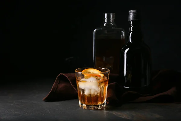 Ποτήρι Νόστιμο Old Fashioned Cocktail Μαύρο Φόντο — Φωτογραφία Αρχείου