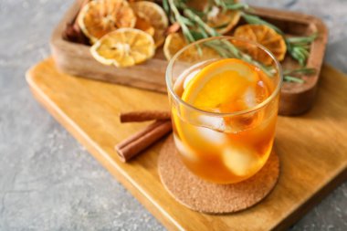 Bir bardak lezzetli, gri arka planda eski moda kokteyl.