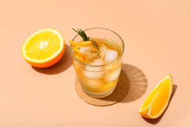 Bir bardak lezzetli bej arka planda eski moda kokteyl.