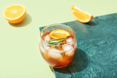 Bir bardak lezzetli yeşil arka planda eski moda kokteyl.