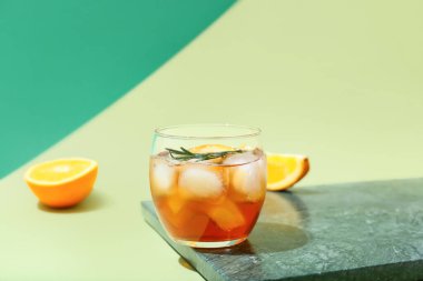 Bir bardak lezzetli eski moda renkli kokteyl.