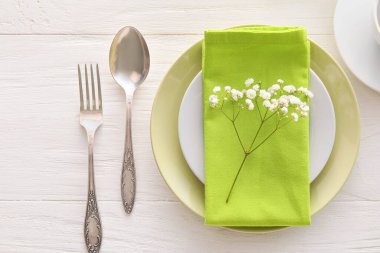 Açık arkaplanda çiçekler olan basit masa ayarları