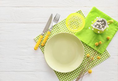 Açık ahşap arkaplanda çiçekler olan güzel bir masa.