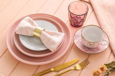 Pembe ahşap arka planda çiçekler olan güzel bir masa.