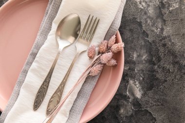 Koyu grunge arka planında çiçekler olan güzel masa ayarları