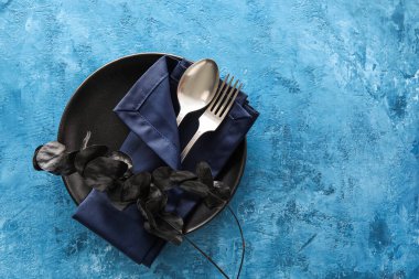 Mavi arkaplanda güzel masa ayarları