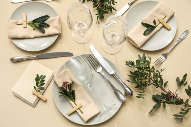 Bej arkaplanda çiçek dekoru olan zarif masa ayarı