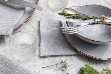 Açık arkaplanda çiçek dekoru olan zarif masa ayarı