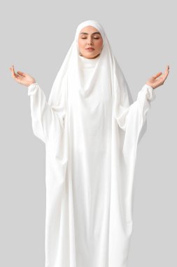 Müslüman kadın arka planda dua ediyor