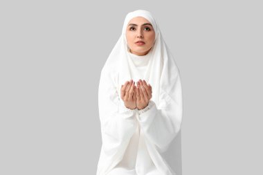 Müslüman kadın arka planda dua ediyor