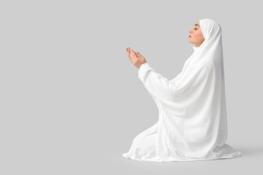 Müslüman kadın arka planda dua ediyor