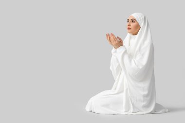 Müslüman kadın arka planda dua ediyor