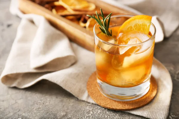 Glas Heerlijke Old Fashioned Cocktail Grijze Achtergrond — Stockfoto