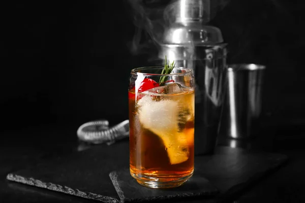 Glas Heerlijke Old Fashioned Cocktail Zwarte Achtergrond — Stockfoto