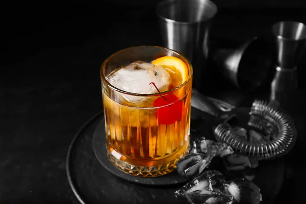 Ποτήρι Νόστιμο Old Fashioned Cocktail Μαύρο Φόντο — Φωτογραφία Αρχείου