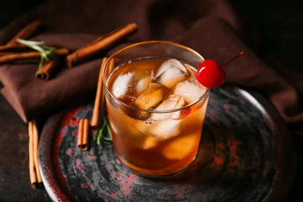 Bicchiere Delizioso Old Fashioned Cocktail Sfondo Nero — Foto Stock