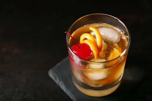 Bicchiere Delizioso Old Fashioned Cocktail Sfondo Nero — Foto Stock