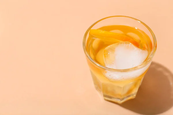 Szklanka Pysznego Old Fashioned Cocktail Beżowym Tle — Zdjęcie stockowe